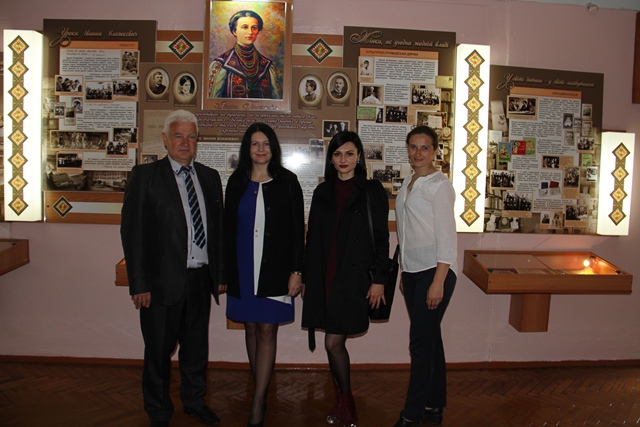 Директор школи Рибак Григорій Володимирович, викладачі Мединська Олеся Ярославівна та Янець Надія Володимирівна, вчителька географії - Царик Леся Василівна.